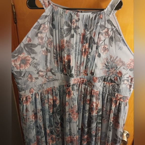 Woman's long dress - Picture 2 of 16